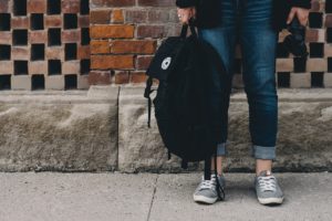 Illustration d'un jeune avec sac à dos - Partir à moindre frais à l'étranger avec l'aide du réseau Info Jeunes Bretagne